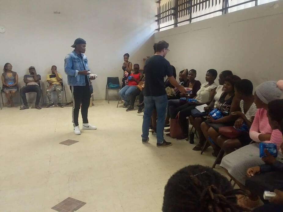 3rd year psychology students from university of pretoria donating items to our beneficiaries 2 (1)